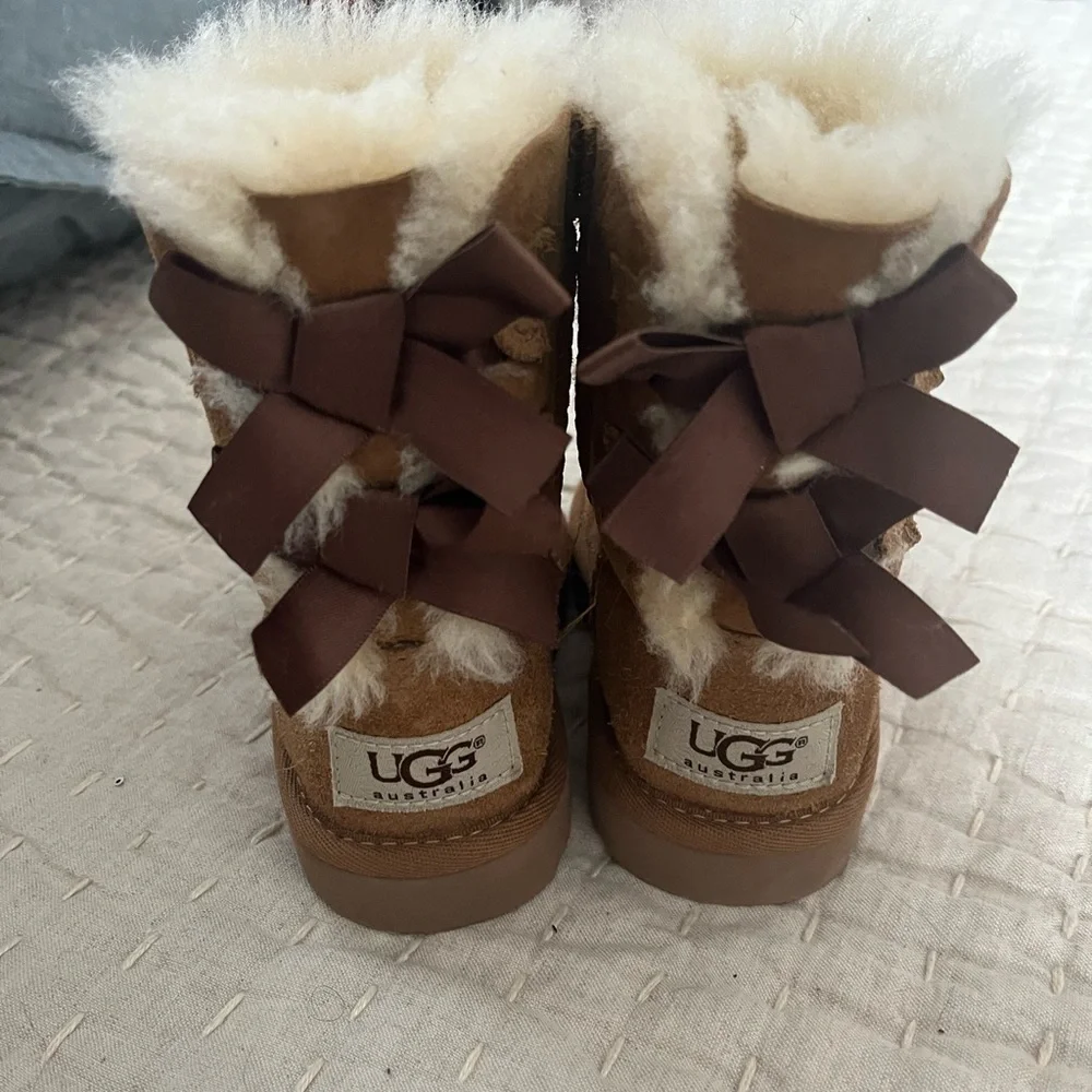 Toddler baby girl Authentic Uggs with bows - Picture 3 of 6